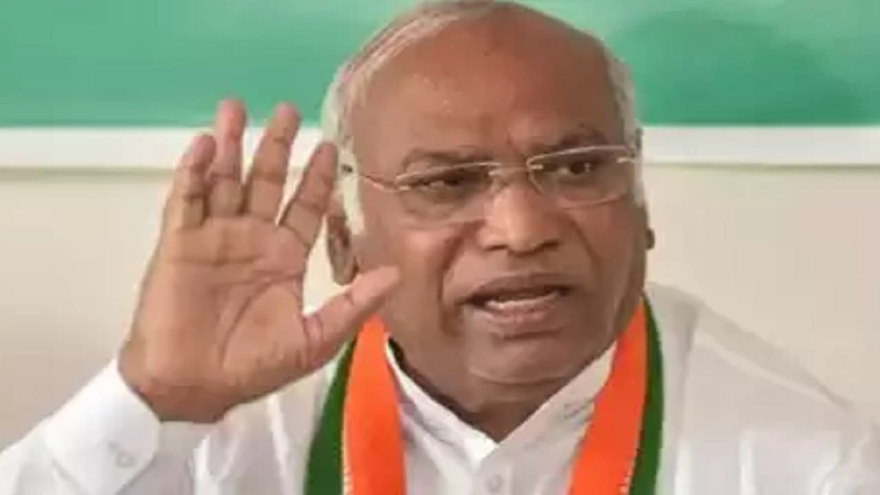 Congress President Election: खड़गे ने थरूर पर कसा तंज, कहा- दूसरों के जैसे मेरे पास कोई घोषणापत्र नहीं Congress President Election: खड़गे ने थरूर पर कसा तंज, कहा- दूसरों के जैसे मेरे पास कोई घोषणापत्र नहीं