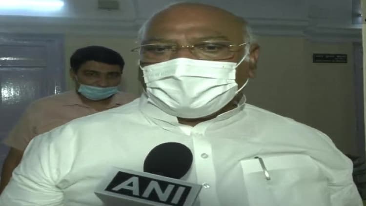 Congress: खड़गे बोले- राहुल गांधी में कांग्रेस को एकजुट और मजबूत करने की क्षमता, संभाले अध्यक्ष पद