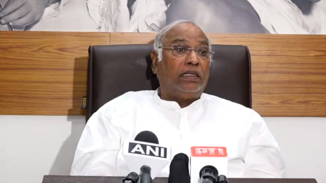 बालासोर ट्रेन हादसा : मल्लिकार्जुन खरगे ने राहत-बचाव कार्य के लिए कांग्रेस वर्कर्स को दिए निर्देश