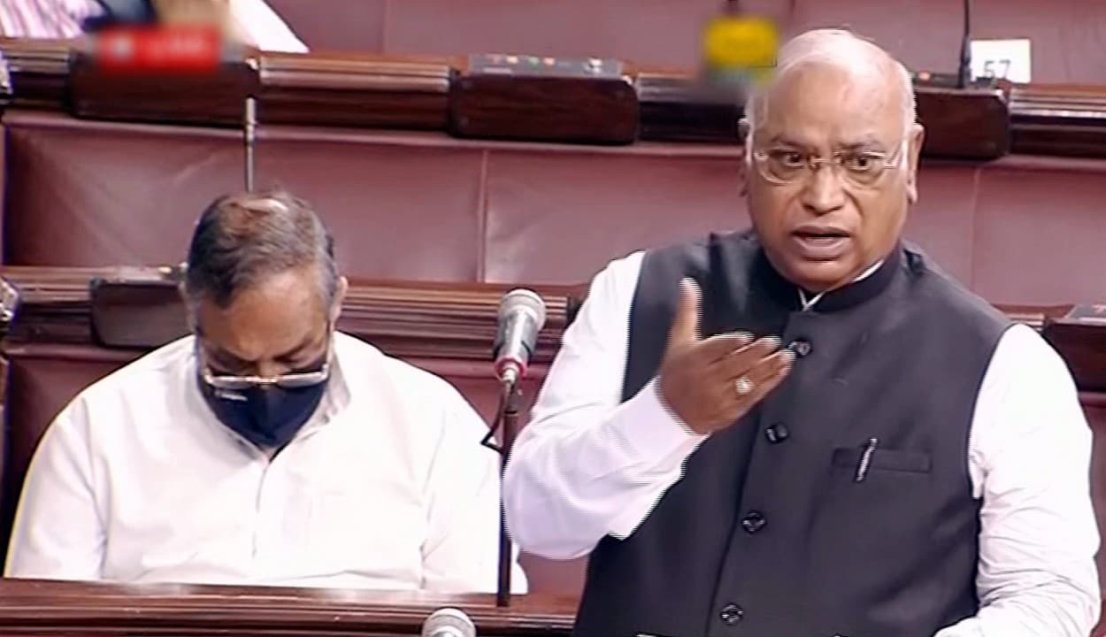 पेट्रोल-डीजल के बढ़ते दामों के चलते हंगामे की भेंट चढ़ गई उच्च सदन की कार्यवाही, राज्यसभा मंगलवार 11 बजे तक स्थगित