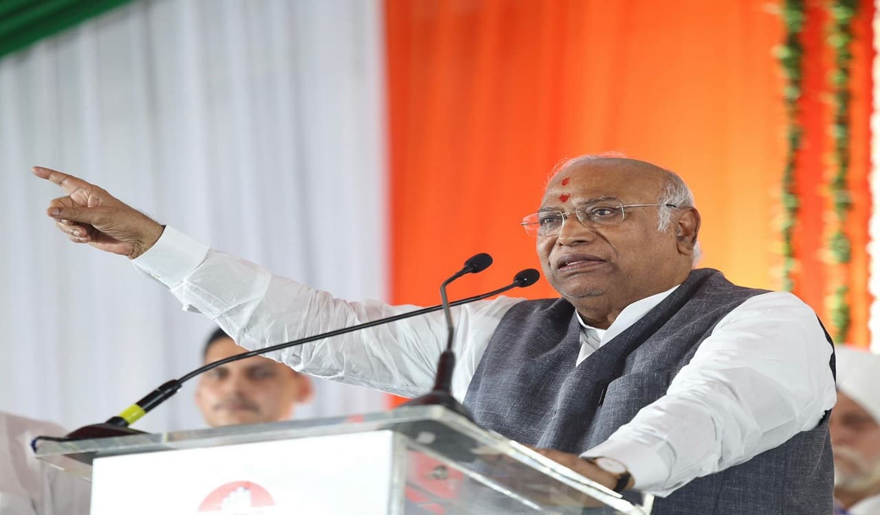Congress CEC: कांग्रेस की सीईसी का पुनर्गठन, खरगे, सोनिया और राहुल समेत 16 नेताओं को मिली जगह