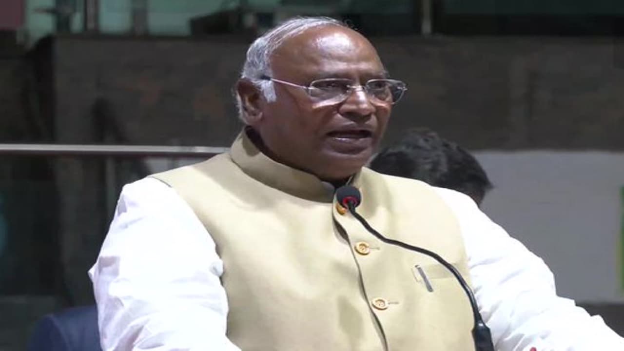 कांग्रेस अध्यक्ष मल्लिकार्जुन खरगे का बड़ा आरोप, कहा- BJP-RSS के एजेंडे में हमेशा से बड़े उद्योगपति रहे