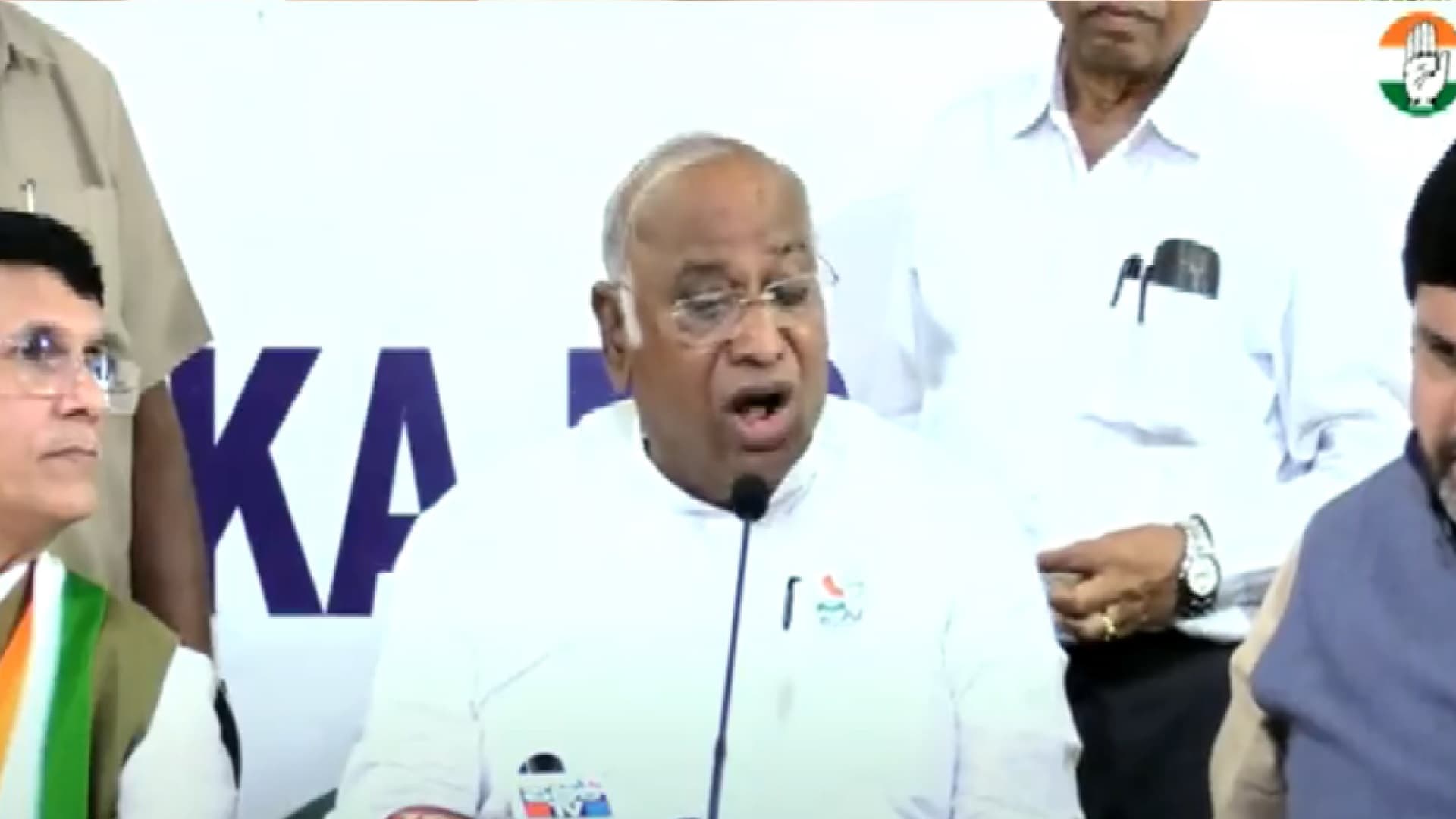 बजरंग दल ने कांग्रेस पर ठोका 100 करोड़ रुपये की मानहानि का दावा, मल्लिकार्जुन खरगे को भेजा नोटिस