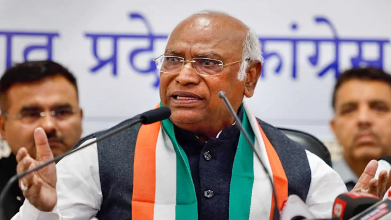 मोदी सरकार के 9 साल पर मल्लिकार्जुन खरगे का हमला, कहा- बिगड़ा बजट, जीना दुश्वार