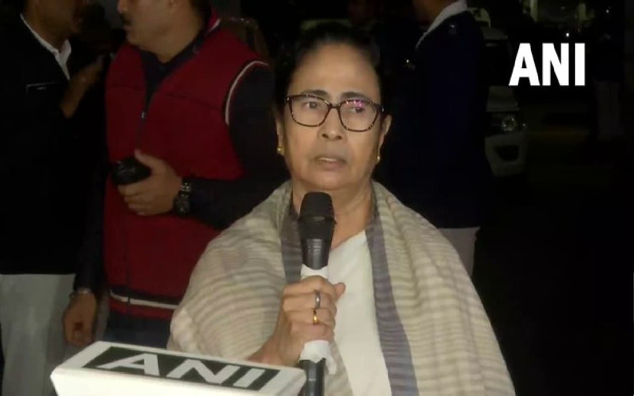 हेलीकॉप्टर की इमरजेंसी लैंडिंग के दौरान मुख्यमंत्री ममता बनर्जी के पैर और कमर में आई चोट