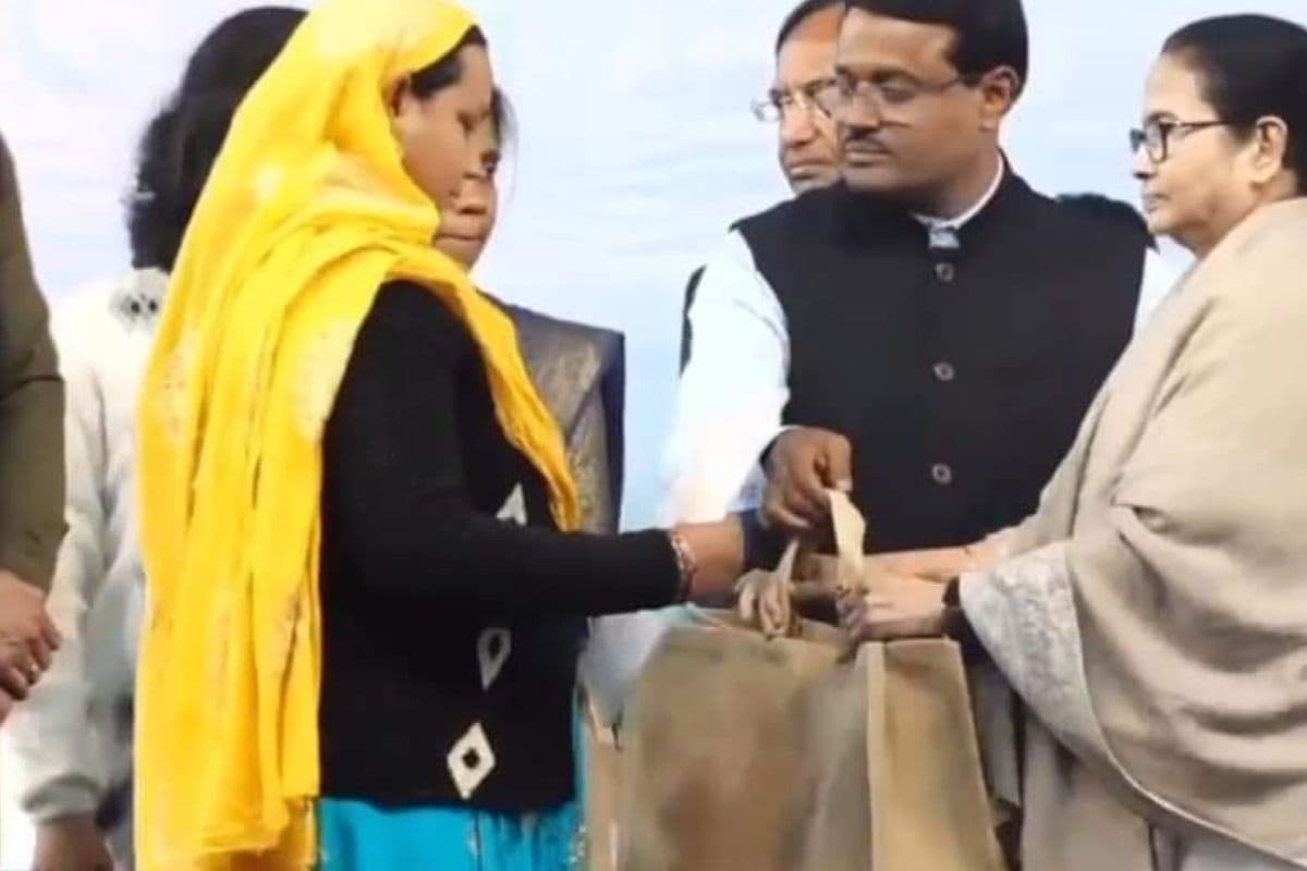 Mamata Banerjee : ममता बनर्जी ने भाजपा पर कसा तंज, बंगाल में रोजगार के अवसर बंद होने के लिये राम-बाम जिम्मेदार