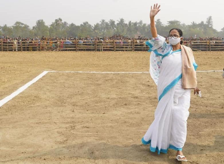 तृणमूल के नये स्लोगन से तेज हुई ‘भीतरी बनाम बाहरी’ की लड़ाई, जानें क्यों ‘बंगाल को चाहिए अपनी बेटी’ तृणमूल के नये स्लोगन से तेज हुई ‘भीतरी बनाम बाहरी’ की लड़ाई, जानें क्यों ‘बंगाल को चाहिए अपनी बेटी’
