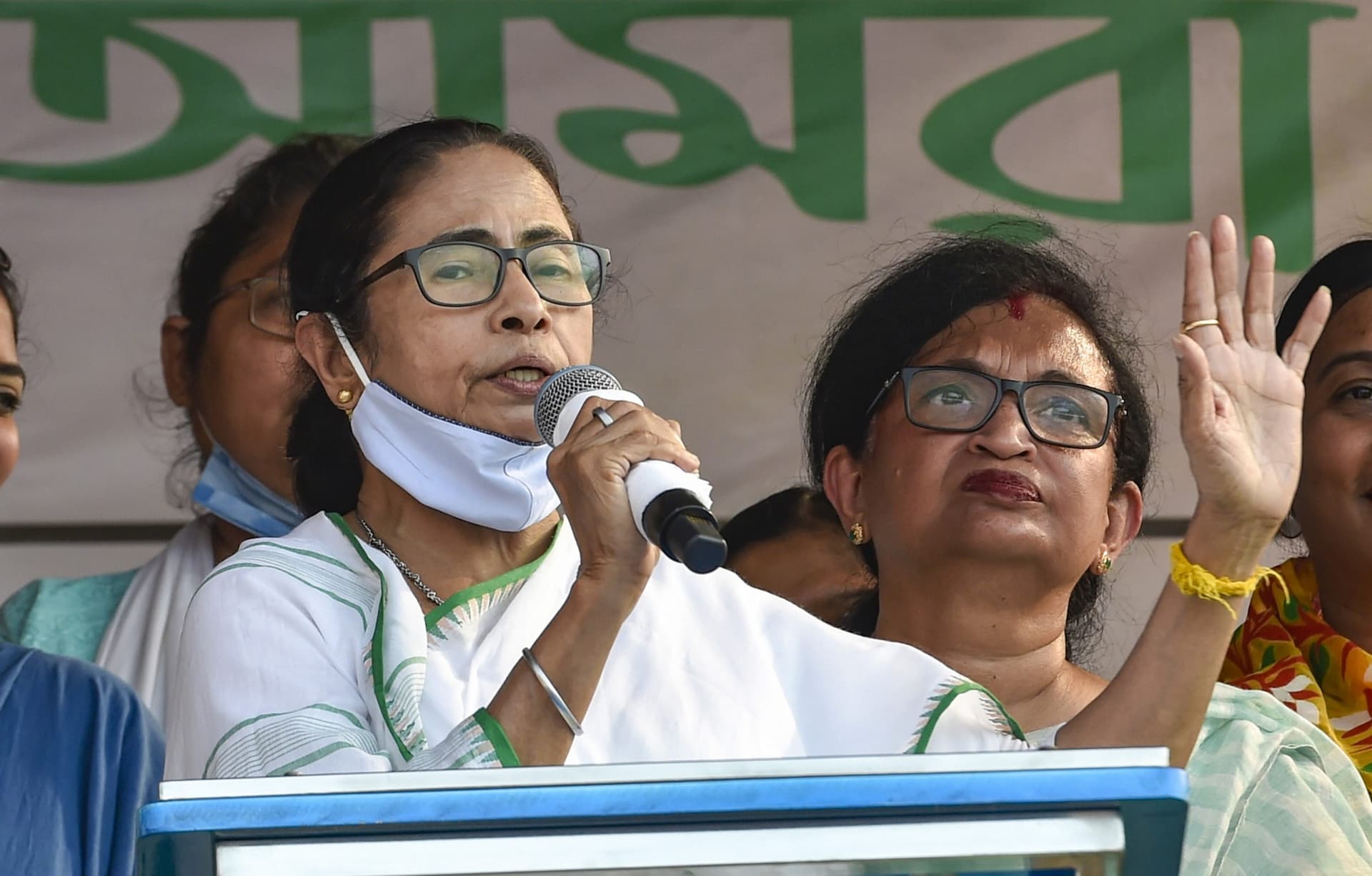 अधिकारी परिवार पर ममता ने तोड़ी चुप्पी, कहा- ‘वो भगवा पहनकर ना घर के रहे, ना ही घाट के’