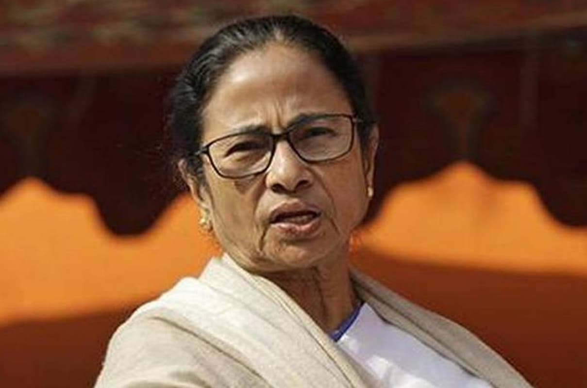 पश्चिम बंगाल की मुख्यमंत्री ममता बनर्जी के आवास के बाहर चली गोली, सुरक्षा में तैनात कांस्टेबल जख्मी पश्चिम बंगाल की मुख्यमंत्री ममता बनर्जी के आवास के बाहर चली गोली, सुरक्षा में तैनात कांस्टेबल जख्मी