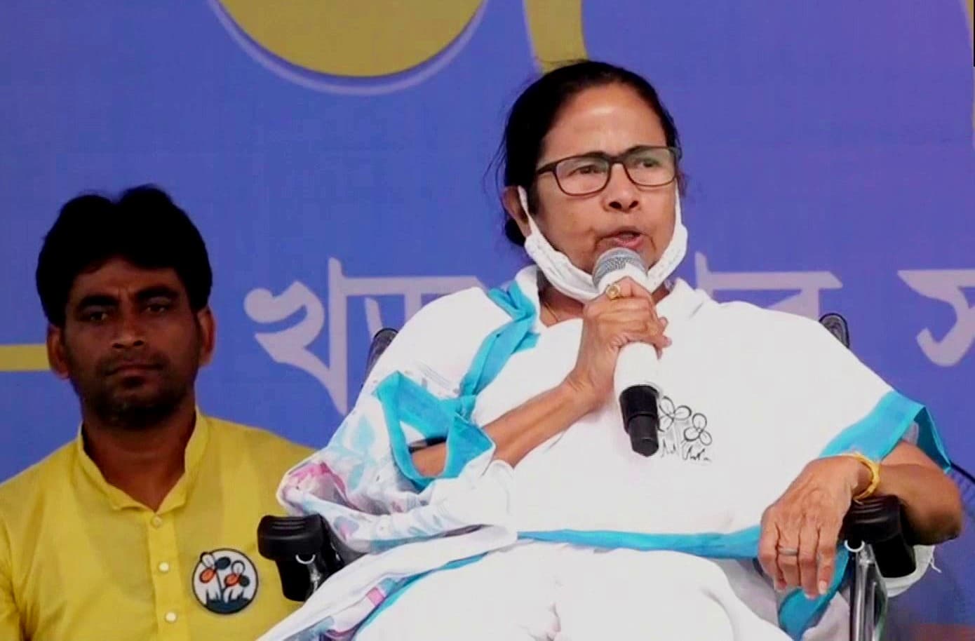 खड़गपुर में पीएम मोदी पर बरसीं ममता बनर्जी, कहा- बांग्लादेश में वोट मार्केटिंग करने गये हैं