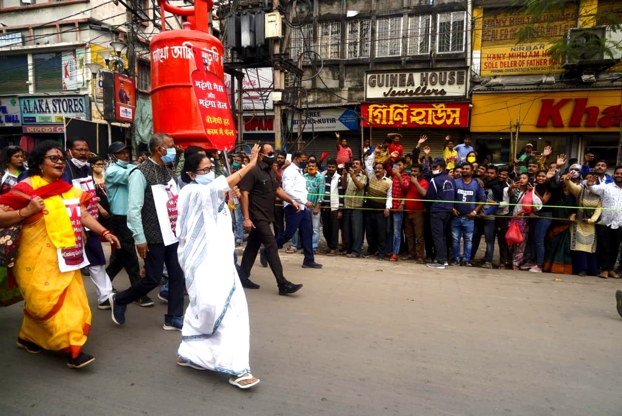 Bengal Election 2021: महिलाओं को सुरक्षा देने में भाजपा की सरकारें नाकाम, सिलिंडर की कीमतें आसमान पर, सबको मुफ्त गैस देना होगा, सिलीगुड़ी में बोलीं ममता