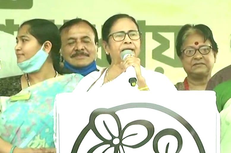 बाहरी भीतरी वाले बयान पर बैकफुट पर आयी CM ममता, कहा- PM मोदी-अमित शाह नहीं, इन्हें बताया था बाहरी
