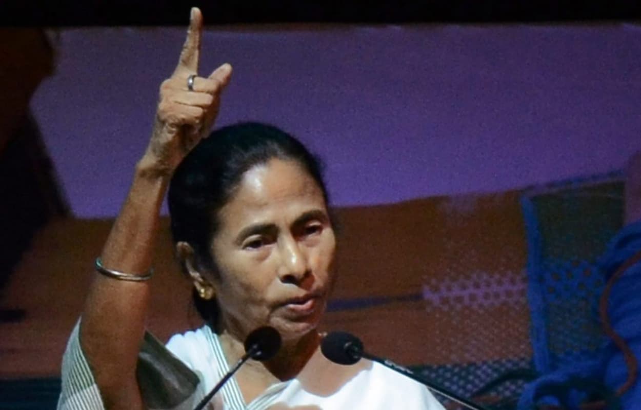 VIDEO : जब ईंट पकड़कर सड़क पर उतरीं ममता, बताया Social Distancing Formula