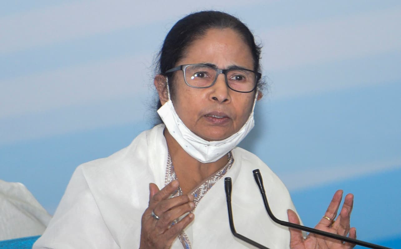 अमित शाह के बंगाल पहुंचने से ठीक पहले ममता बनर्जी ने 25 हजार शरणार्थी परिवारों को दिया भूमि का अधिकार