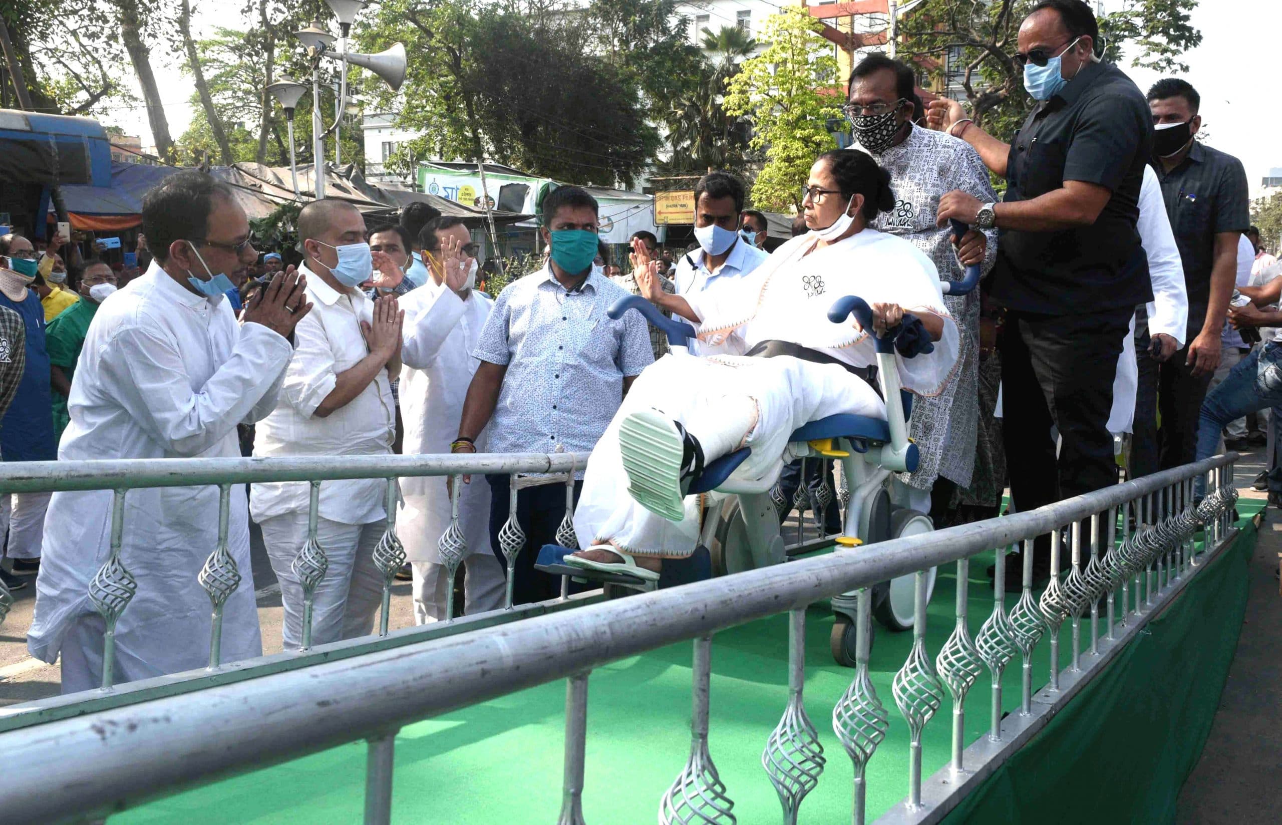 बंगाल में ‘पैर’ पर पॉलिटिक्स : कुछ दिन इंतजार करें, मेरे पांव सही हो जायेंगे फिर मैं देखूंगी...