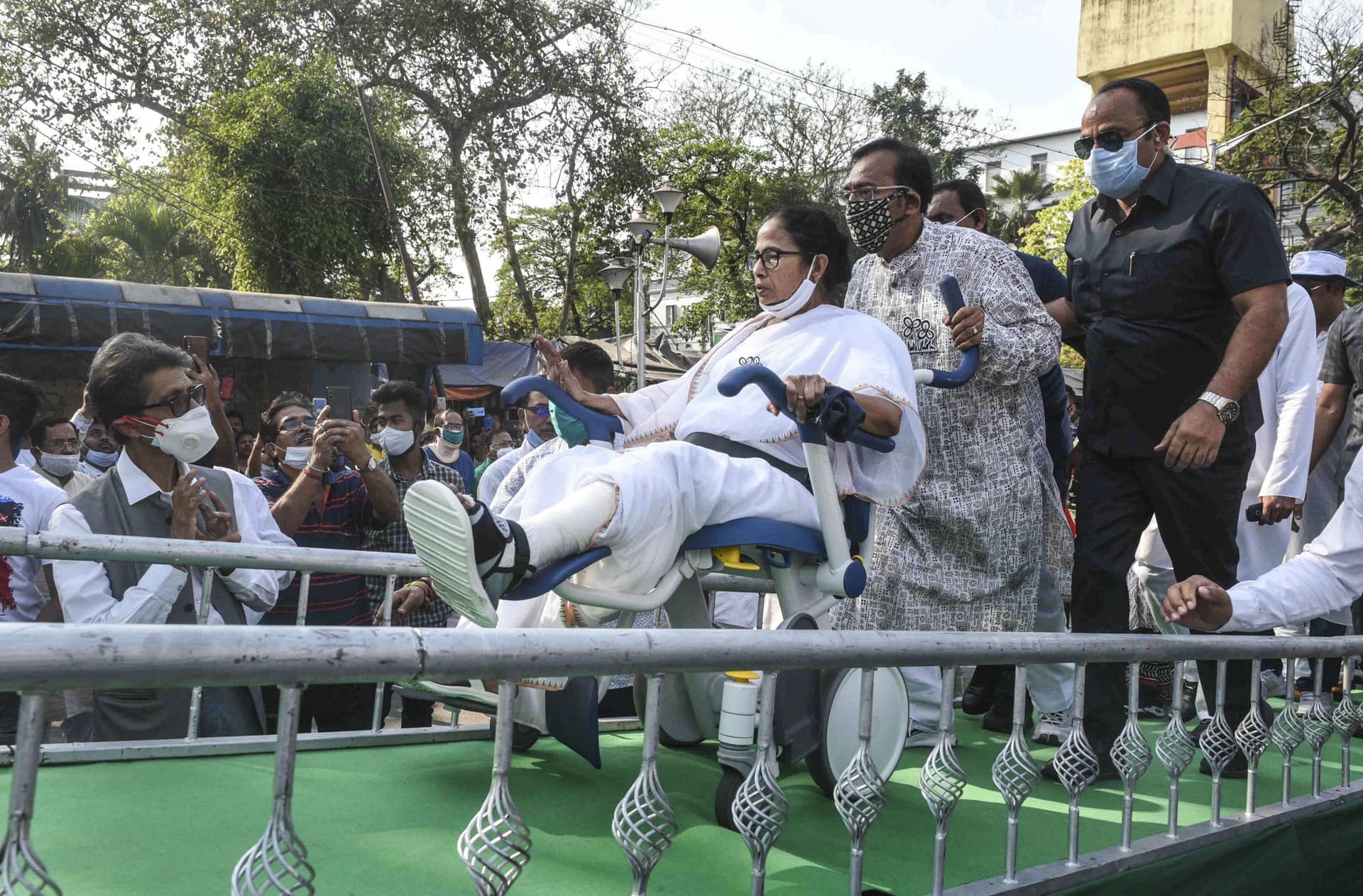 दुर्गापुर में ममता की बैठक में पहुंचे विधायक विश्वनाथ पड़ियाल को गेट पर रोका, TMC सुप्रीमो ने नेताओं से कही यह बात दुर्गापुर में ममता की बैठक में पहुंचे विधायक विश्वनाथ पड़ियाल को गेट पर रोका, TMC सुप्रीमो ने नेताओं से कही यह बात