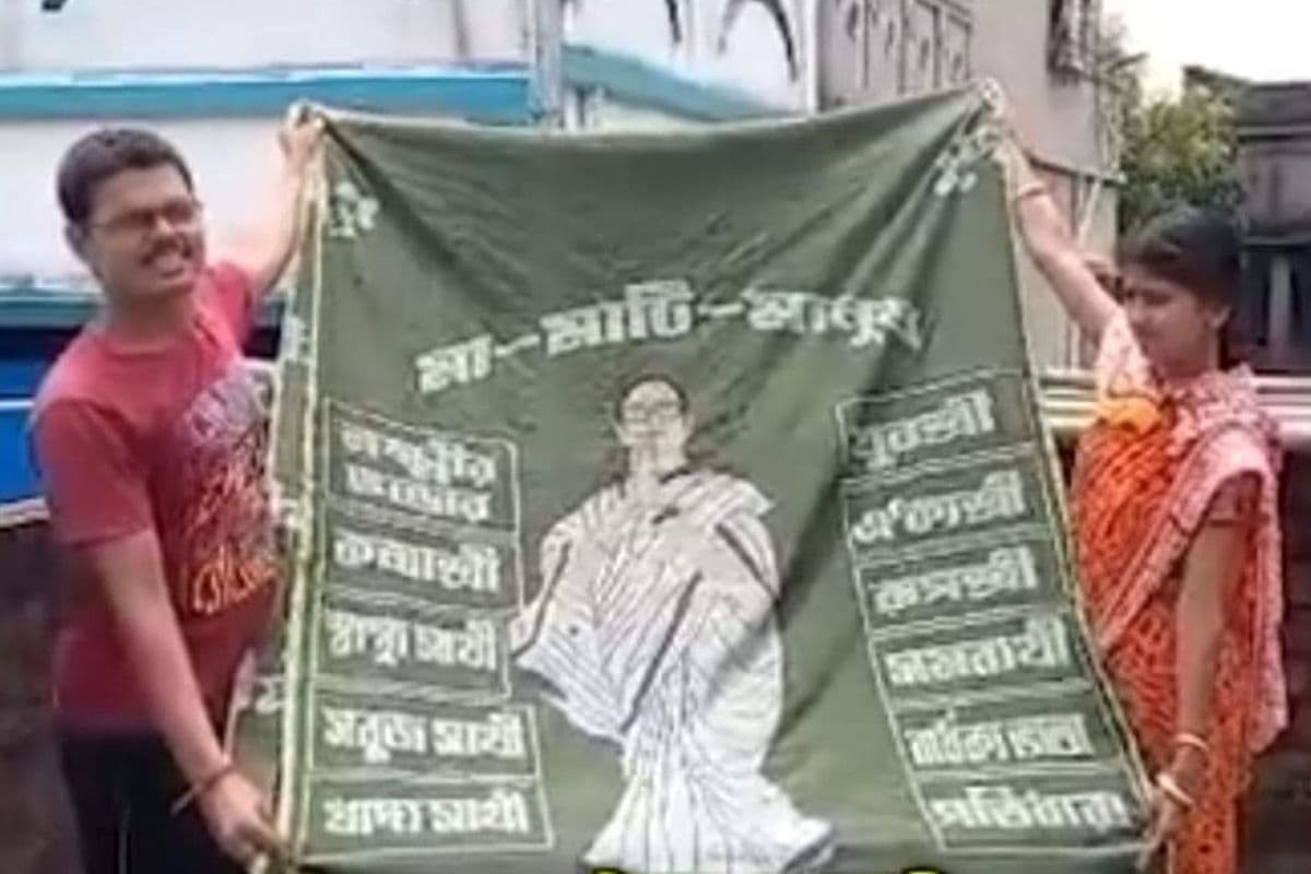 राष्ट्रीय हथकरघा दिवस: कटवा के बुनकर जगबंधु ने मुख्यमंत्री हेतु तांत की साड़ी बुना,दर्शाया विभिन्न योजनाओं को