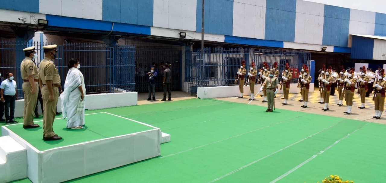 Mamata Banerjee Swearing In: ममता बनर्जी लगातार तीसरी बार मुख्यमंत्री बनीं, शपथ लेते ही सख्त फैसले, लोकल ट्रेनों पर लगायी ब्रेक