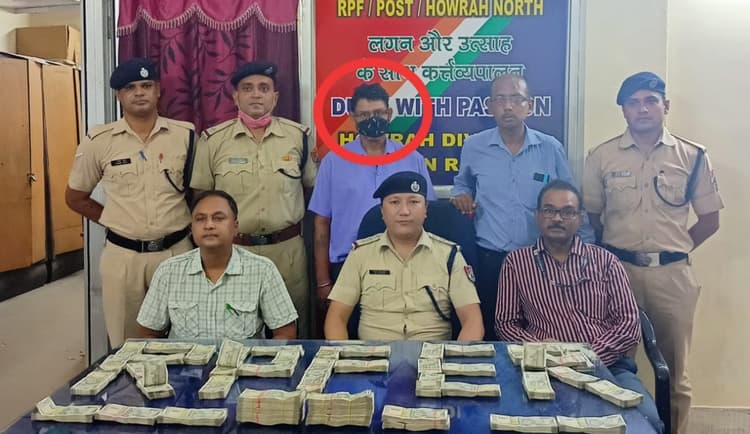 वाराणसी से हावड़ा स्टेशन पहुंचे यात्री को 25 लाख रुपये के साथ दबोचा