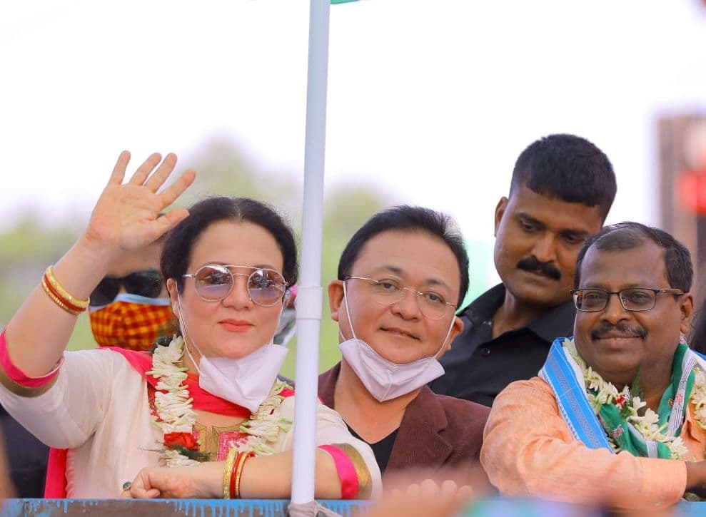 बंगाल चुनाव 2021 में ‘स्टार वार’: जदयू के लिए प्रचार करने पहुंचीं ‘राम तेरी गंगा मैली’ वाली मंदाकिनी, देखें PICS