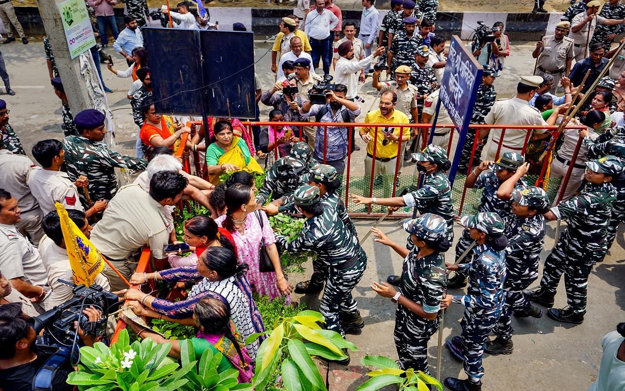 Delhi: मंडावली में मंदिर की अवैध रेलिंग हटाने को लेकर भारी बवाल, लोगों ने पुलिस प्रशासन के खिलाफ‍ खोला मोर्चा