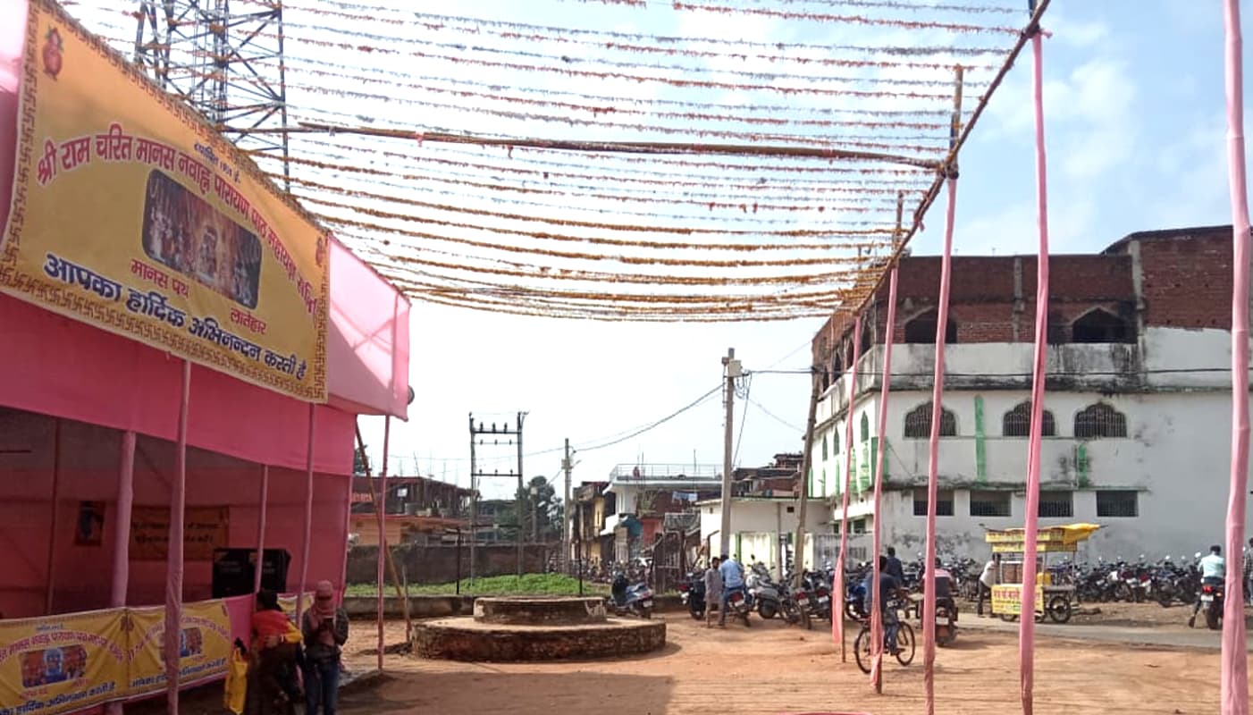 Durga Puja: नवरात्र में यहां मस्जिद के अंदर होती है अल्लाह की इबादत, बाहर रामचरितमानस का पाठ