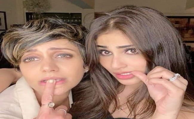 Mouni Roy ने शेयर की Mandira Bedi की थ्रोबैक फोटो, गले लगाते हुए Naagin एक्ट्रेस ने लिखा 'My Baby Strongest'