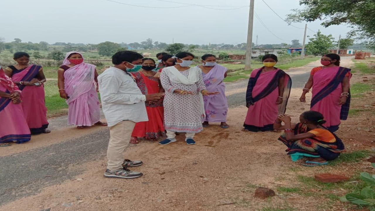 Corona Vaccination Update News : अफवाह व डर के कारण रामगढ़ के मांडू में टीकाकरण शिविर में नहीं पहुंच रहें ग्रामीण, बुमरी व तोपा में नहीं लगा एक भी टीका