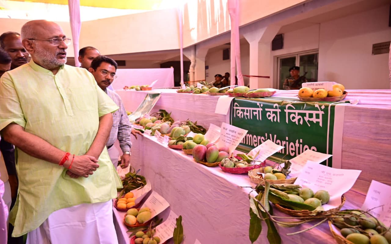 रांची : राज्यपाल सीपी राधाकृष्णन ने 160 किस्म के आम देखे, बोले-वैज्ञानिक व किसानों का है आजादी का शताब्दी वर्ष