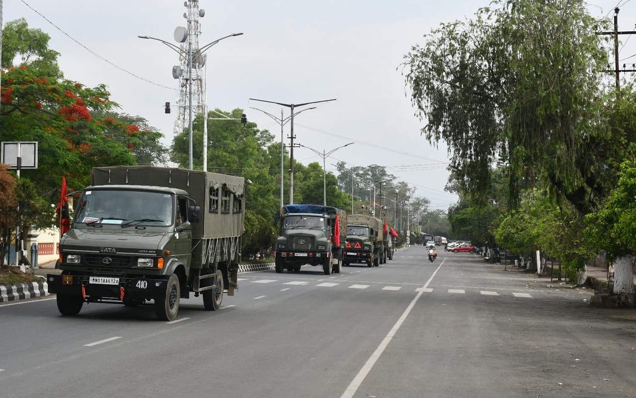 Manipur Violence: मणिपुर में नहीं थम रही हिंसा, सुरक्षा बलों ने 12 बंकरों को किया ध्वस्त