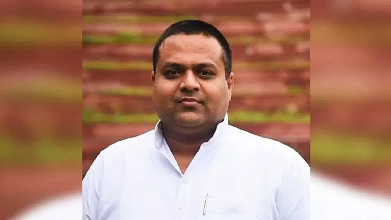 ट्विटर वॉर: सपा सोशल मीडिया कॉर्डिनेटर मनीष जगन को मिली जमानत, जेल से रिहा, कार्यकर्ताओं ने इस तरह किया स्वागत ट्विटर वॉर: सपा सोशल मीडिया कॉर्डिनेटर मनीष जगन को मिली जमानत, जेल से रिहा, कार्यकर्ताओं ने इस तरह किया स्वागत