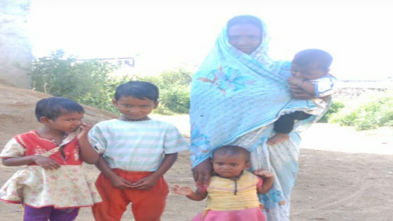 One Year of Lockdown : राजस्थान में पति की हुई थी मौत, अब गुमला की मेंजो देवी मजदूरी कर अपने बच्चों की कर रही परवरिश