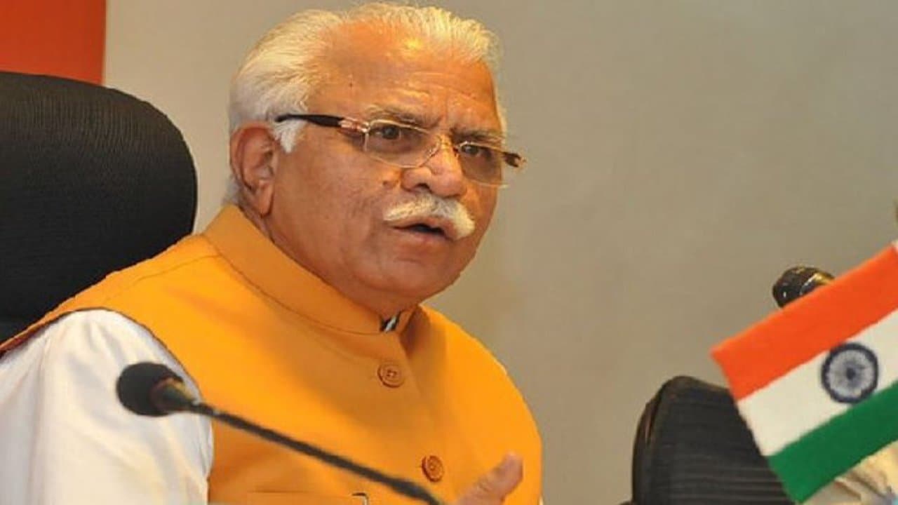जनसंवाद में फरियादी पर भड़के मनोहर लाल खट्टर, कहा - ये आप कार्यकर्ता है, इसे बाहर फेंको