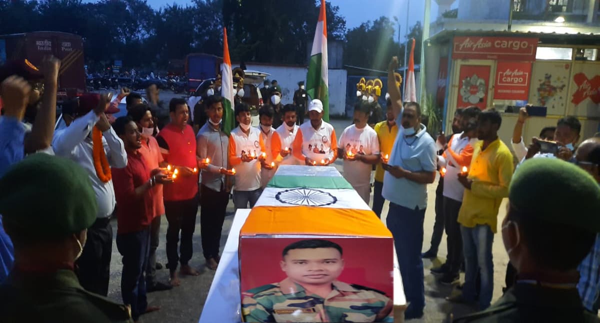 कारगिल युद्ध में शामिल मनोहर कुंकल का पार्थिव शरीर पहुंचा रांची, शुक्रवार को होगा अंतिम संस्कार