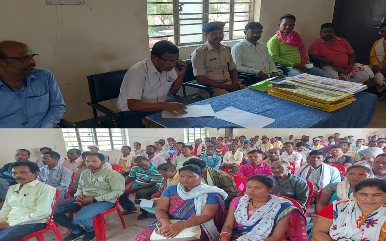 पश्चिमी सिंहभूम : मनोहरपुर में IED बम की पहचान करने और इनामी नक्सलियों के पोस्टर बांट कर लोगों को किया जागरूक