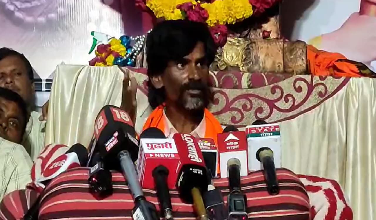 Maratha Reservation: भूख हड़ताल पर बैठे मनोज जारंगे की हालत बिगड़ी, मुश्किल में शिंदे सरकार
