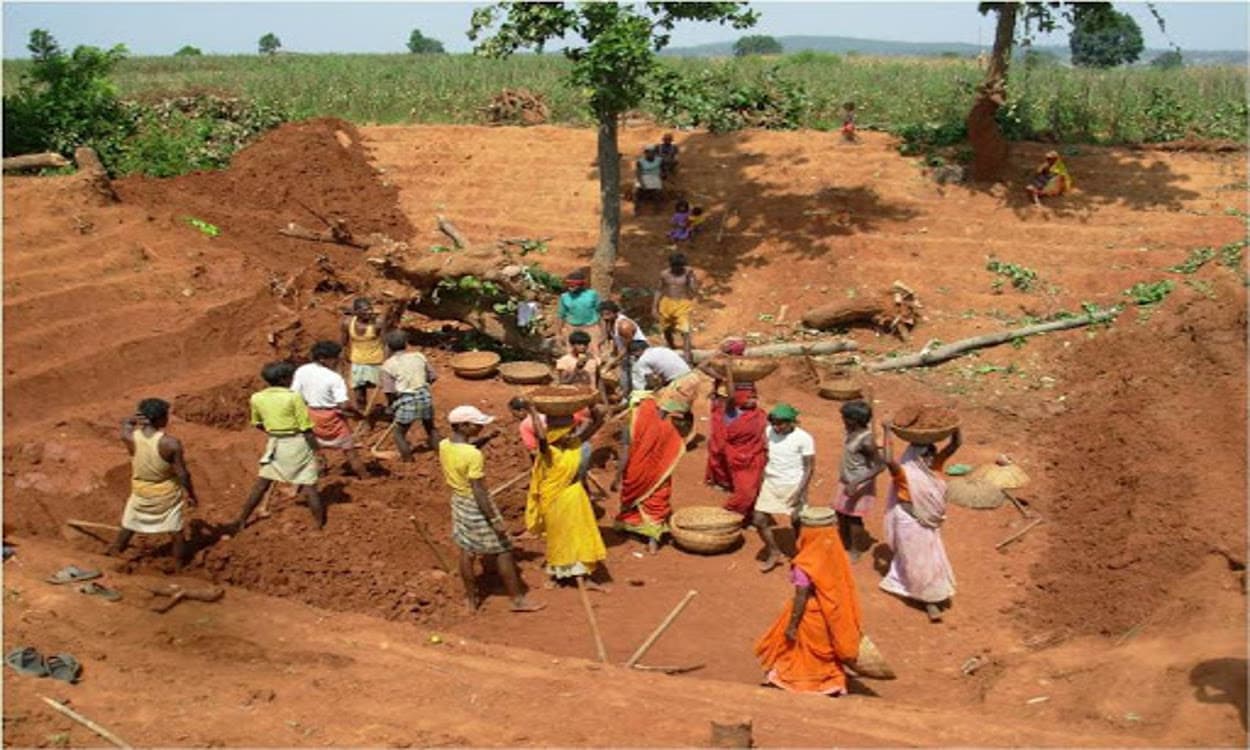 मनरेगा के तहत अब अकुशल मजदूरों को कम खोदनी होगी मिट्टी, जानें क्या है नया मापदंड