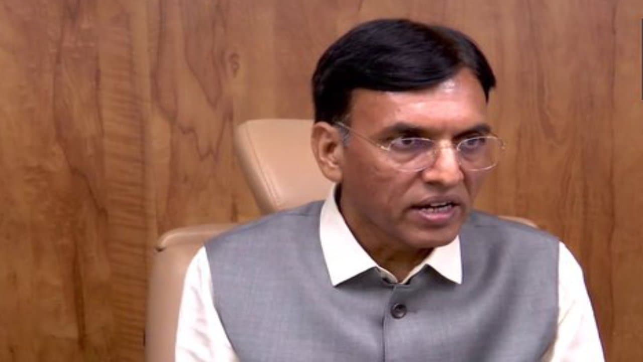 Unemployment : मनसुख मंडाविया ने दी अच्छी खबर, भविष्य मे बढ़ेंगी नौकरियां और 3% से ज्यादा घटेगी बेरोजगारी