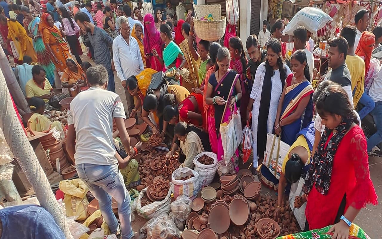 Happy Diwali 2022: धनतेरस, दिवाली व छठ से लौटी बाजारों की रौनक, बंपर खरीदारी से कारोबारियों के खिले चेहरे