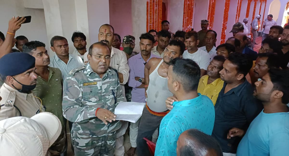 विजयादशमी के दिन चक्रधरपुर में पूजा कमेटी सदस्यों के बीच मारपीट, चोरी करने का आरोप, विसर्जन रोका