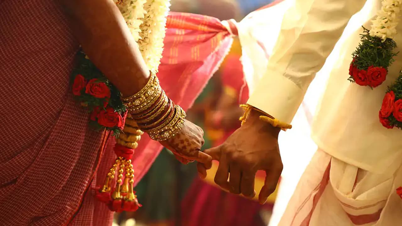 Jharkhand News : इश्क का ऐसा चढ़ा खुमार कि युवक ने अपनी ही मौसी से रचा ली शादी, फिर जब हुआ विरोध तो दोनों ने ऐसे बचायी अपनी जान