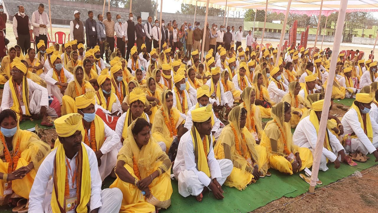 Jharkhand News : लिव इन रिलेशनशिप में रह रहे 105 जोड़ों का खूंटी में हुआ सामूहिक विवाह, देखें Pics