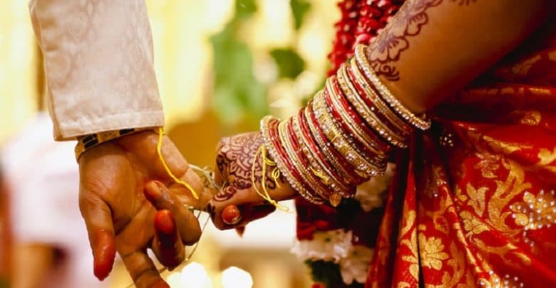 पंडित के शुभ मुर्हूत पर भारी पड़ रहे कर्फ्यू के नियम, जानिये कितने बजे तक हर हाल में लेने होंगे शादी के फेरे
