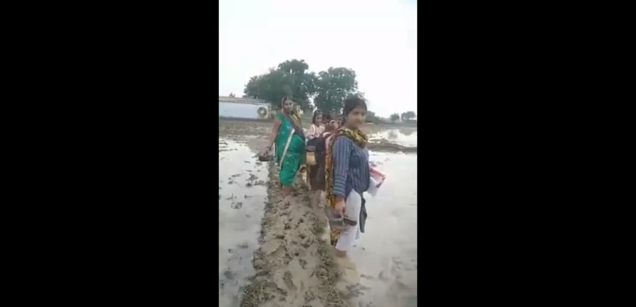 UP: चंदौली में 25 साल से रास्ते के लिए तरस रहे स्टूडेंट्स, बारिश में कीचड़ से सराबोर होकर पहुंच रहे स्कूल