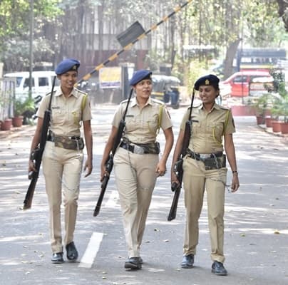 गुजरात में मास्क नहीं पहनने पर रोकने के लिए महिला पुलिसकर्मी को देना पड़ा इस्तीफा