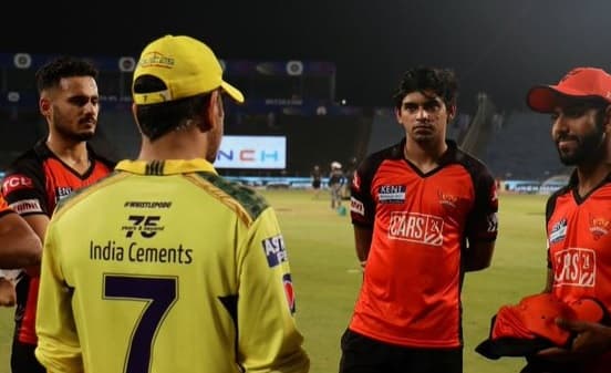 CSK vs SRH, IPL 2022: मैच जीतने के बाद मास्टर धोनी की क्लास, हैदराबाद के युवा खिलाड़ियों को दिये टिप्स