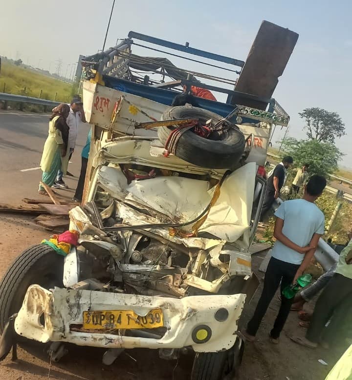 अलीगढ़ः मेटाडोर गाड़ी और ट्रक में हुई भिड़ंत, दो लोगों की मौत, कई गंभीर रूप से घायल