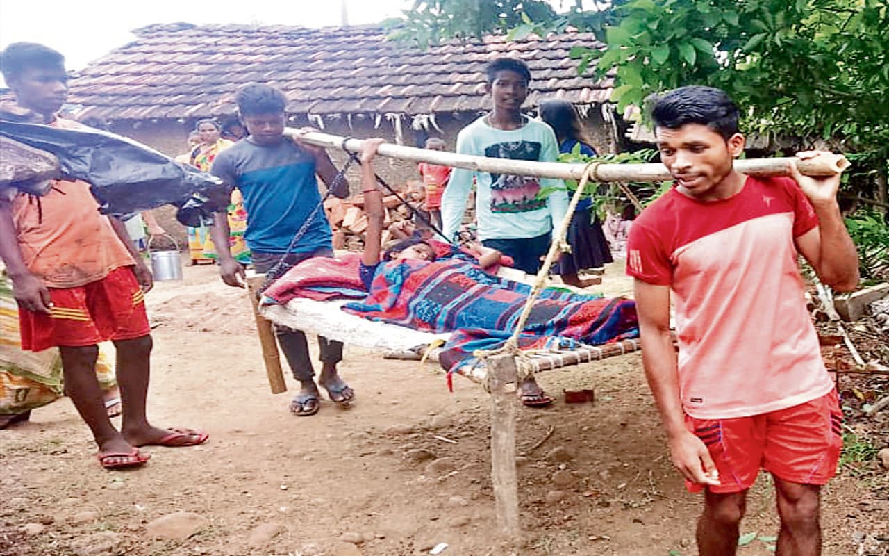 साहिबगंज के मठियो गांव में नहीं पहुंचता एंबुलेंस, गर्भवती को खटिया पर ले जाने को मजबूर हुए परिजन