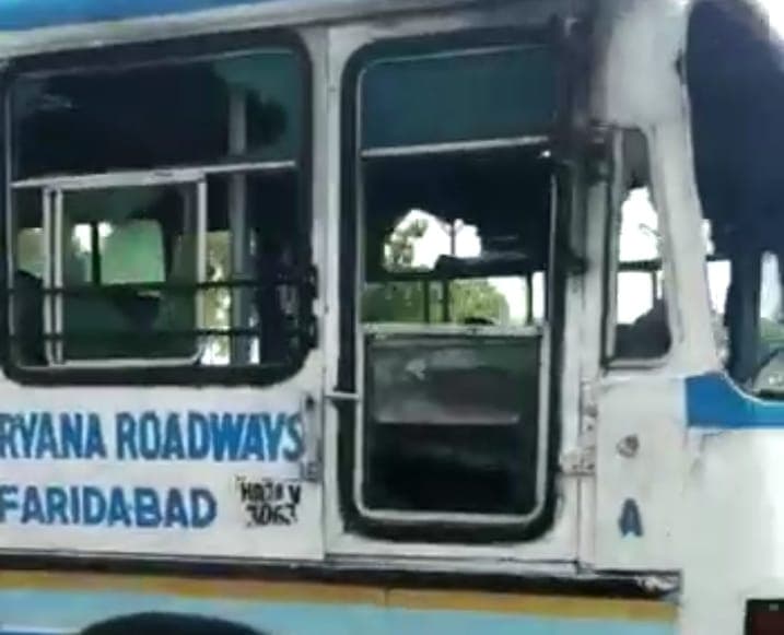 अग्‍न‍िपथ स्कीम को लेकर मथुरा में हाइवे पर जमकर हुआ बवाल, प्रदर्शनकारियों ने बस में लगाई आग