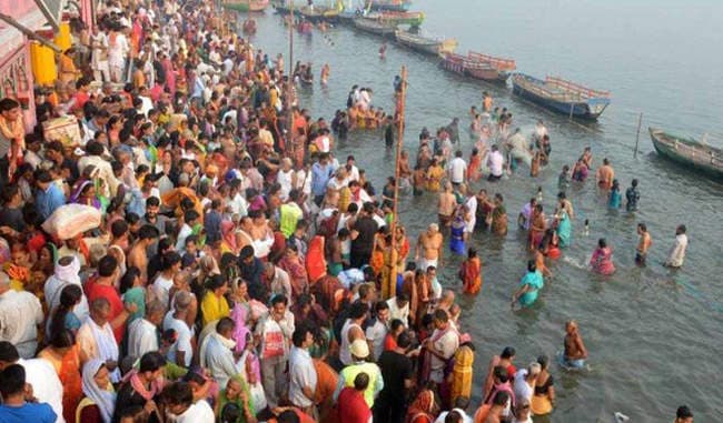 यम फाश से बचने को भाई बहन ने लगाई आस्था की डुबकी, मथुरा के विश्राम घाट पर उमड़ी भीड़